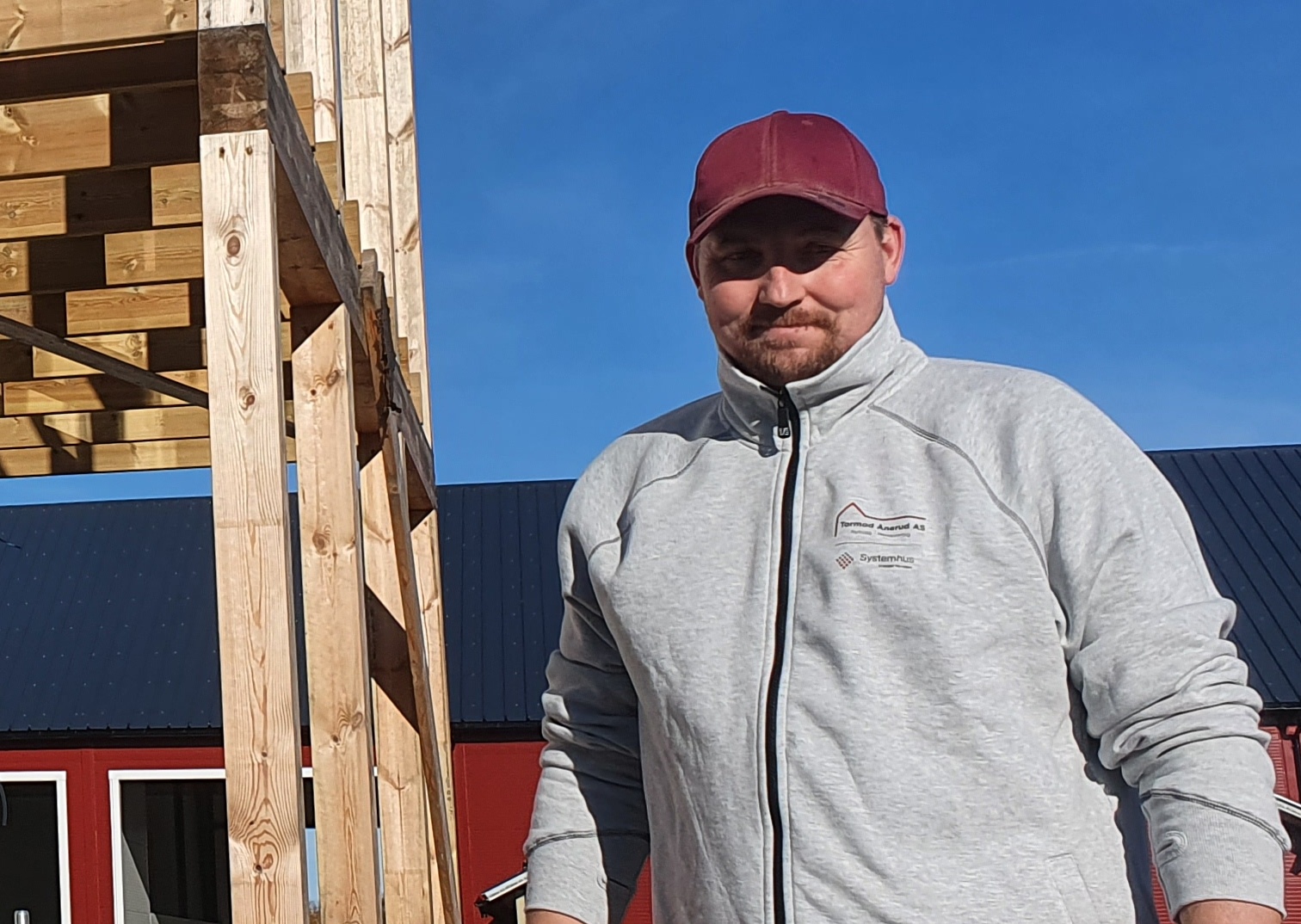 bildet viser en mann med rød caps